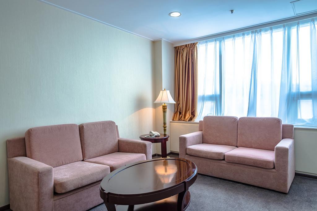 Mega Palace Hotel Yuzhno-Sakhalinsk Ngoại thất bức ảnh