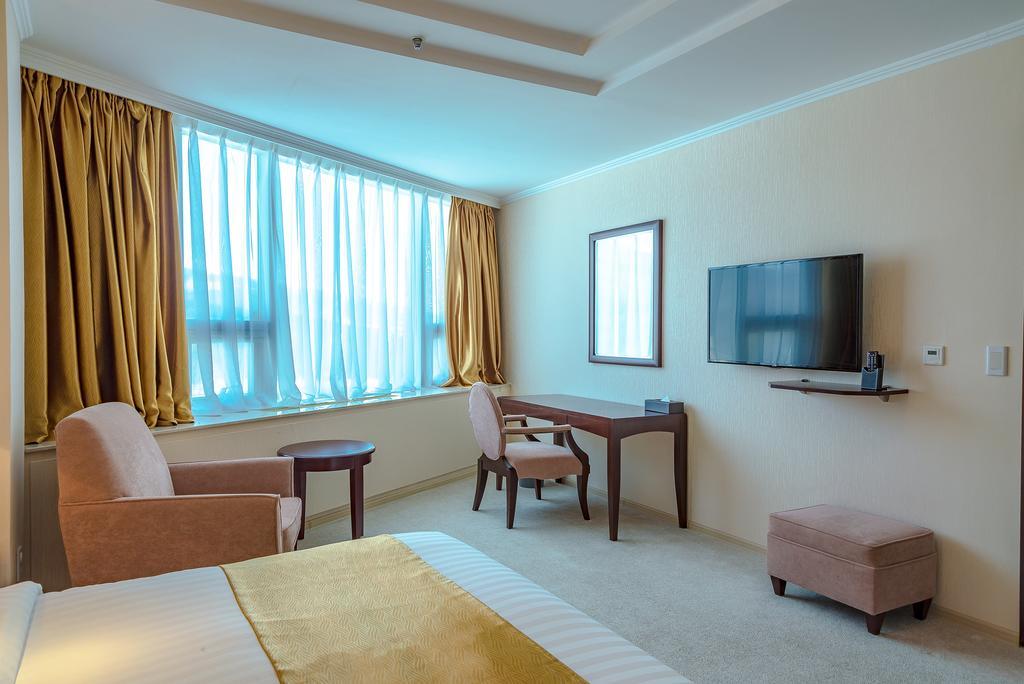 Mega Palace Hotel Yuzhno-Sakhalinsk Ngoại thất bức ảnh