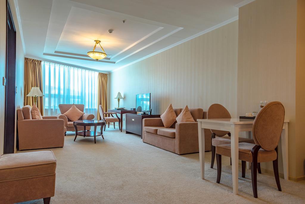 Mega Palace Hotel Yuzhno-Sakhalinsk Ngoại thất bức ảnh