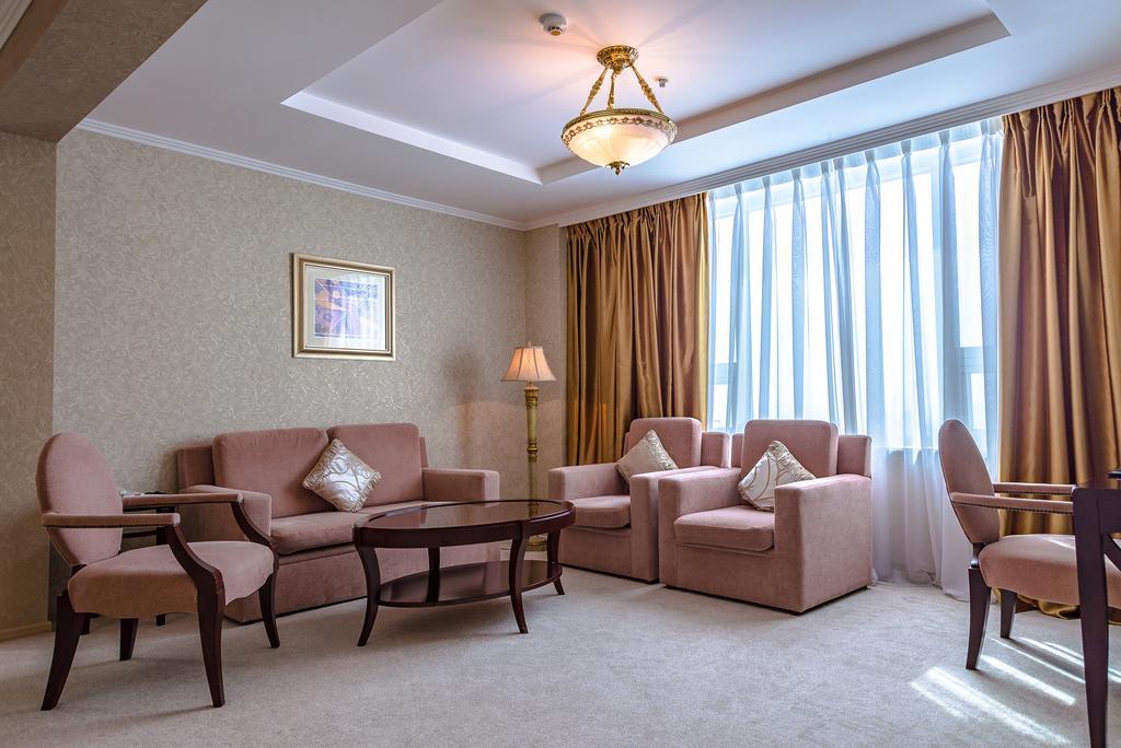 Mega Palace Hotel Yuzhno-Sakhalinsk Ngoại thất bức ảnh