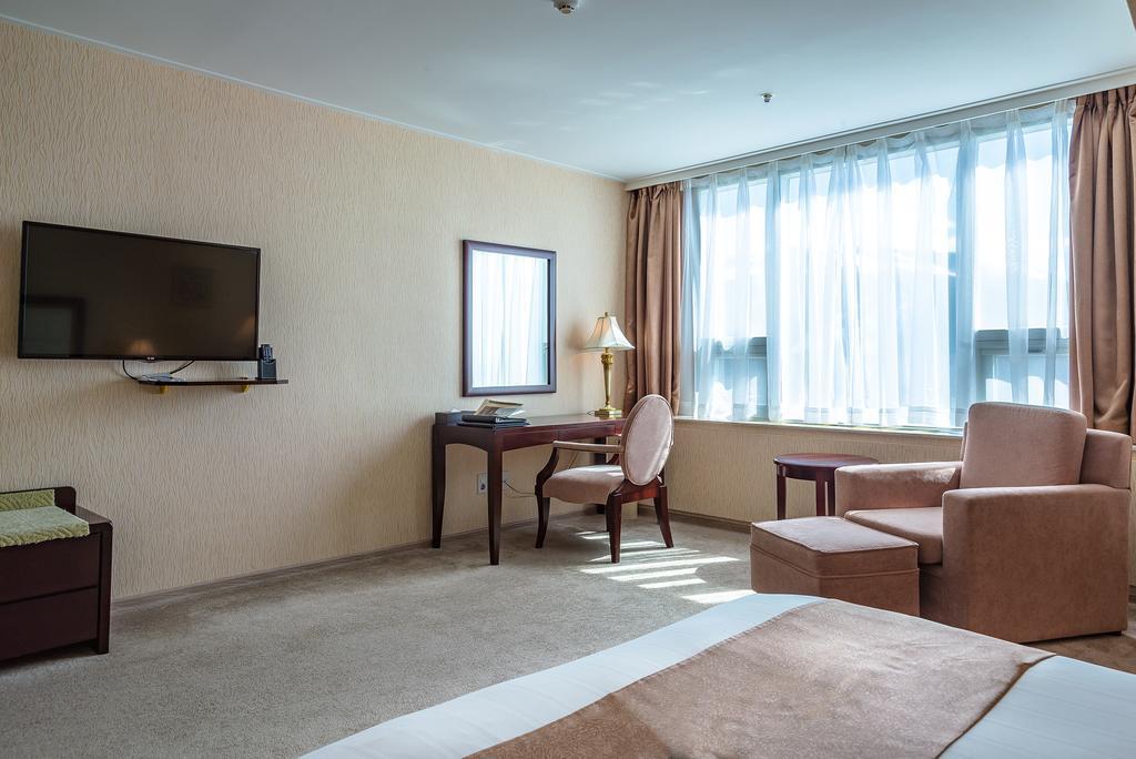 Mega Palace Hotel Yuzhno-Sakhalinsk Ngoại thất bức ảnh